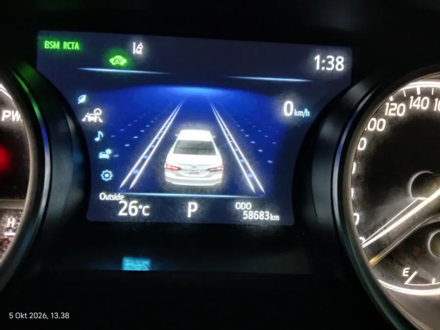 Foto Mobil Bekas Odometer Toyota Camry 2.5 Hybrid tahun 2022